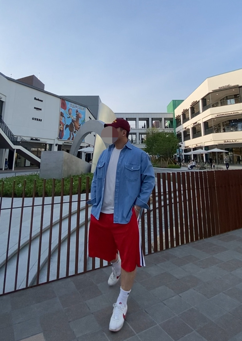 데일리룩('26. 5. 25.)윅 NEW YORK 빈티지 볼캡, 레테르코모 데님셔츠, 쿨탠다드 티셔츠, 삼칠칠플레이스 버뮤다 숏팬츠, 나이키양말, 나이키 코르테즈 베이직레더 흰빨파