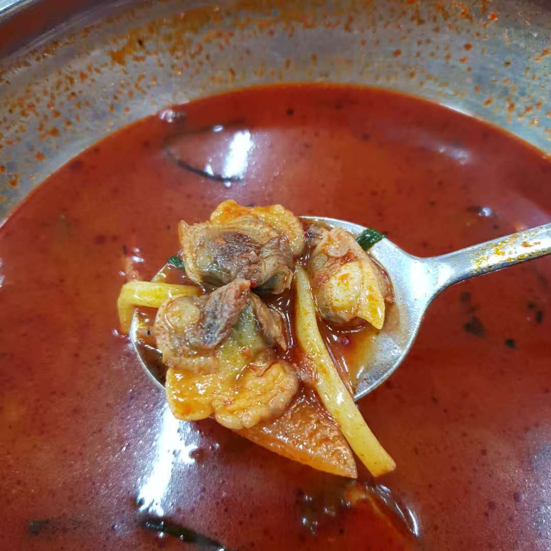 보기만 해도 땀이 쏙 빠질 것 같은 빨간 국물. 불맛 매니아라면 환장할 맛!