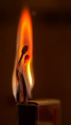 성냔-두개가-혼-몸을-불살라-검붉은색을-내며-주위를-환하게-비추는-모습