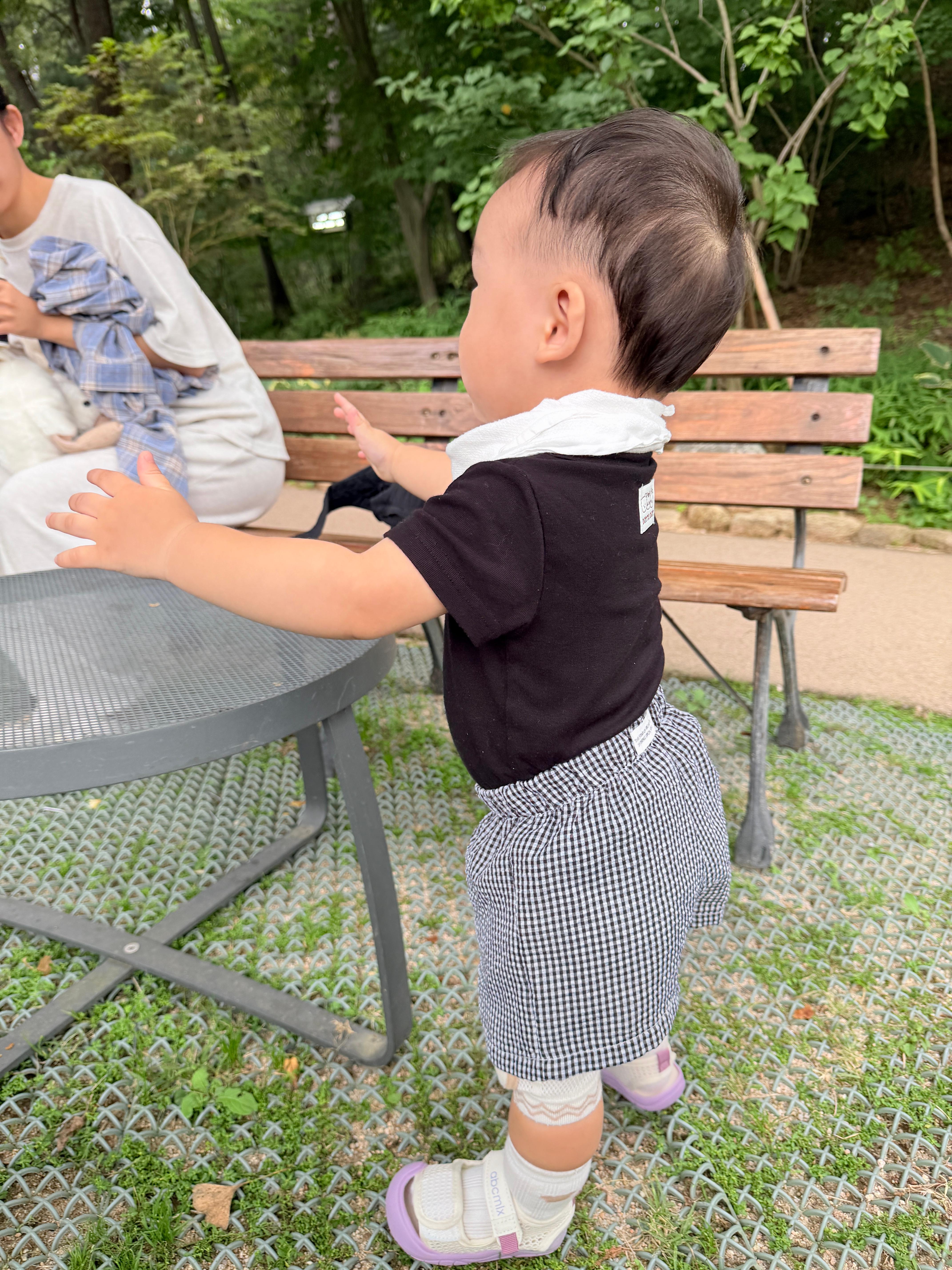 파크프리베 바깥 테이블에서 신난 아기 솔블리