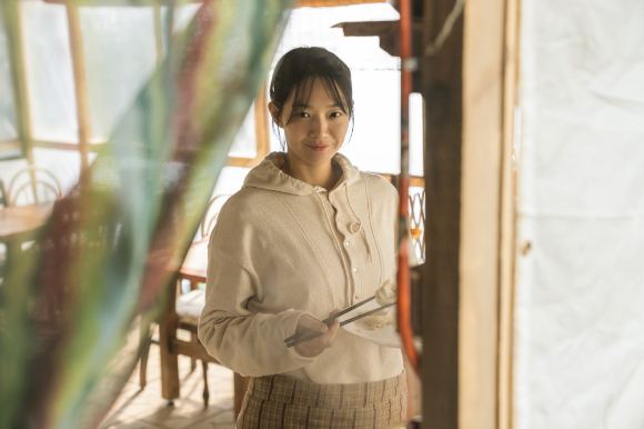 배우 신민아가 영화 &#39;3일의 휴가&#39;(감독 육상효)에서 진주 역을 연기하고 있다. [사진=(주)쇼박스]