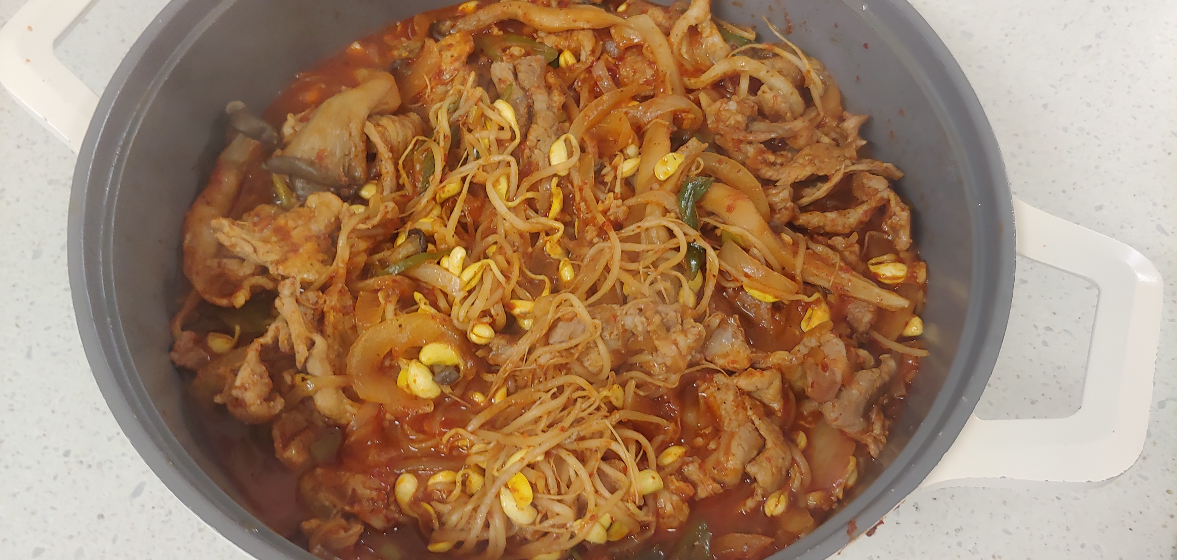 완성작. 콩나물은 모두 고기와 함께 섞였습니다.