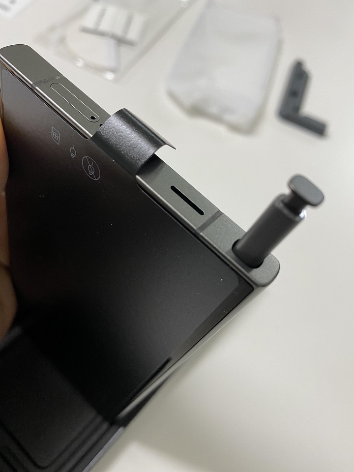 핸드폰-윗면-펜슬-꽂이