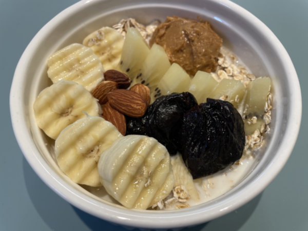 테디 땅콩버터를 곁들인 오트밀 한 그릇