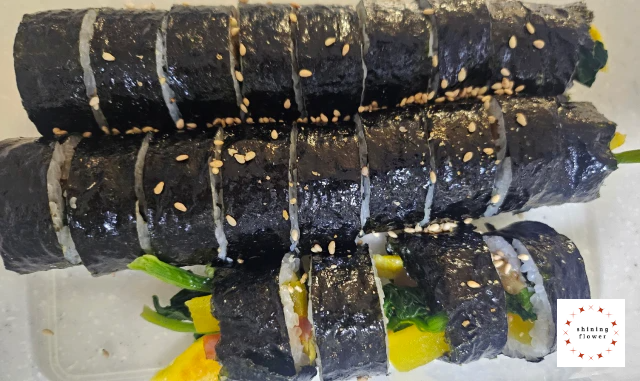 우엉김밥 완성-잘라서 참기름 바르고 통깨 뿌림