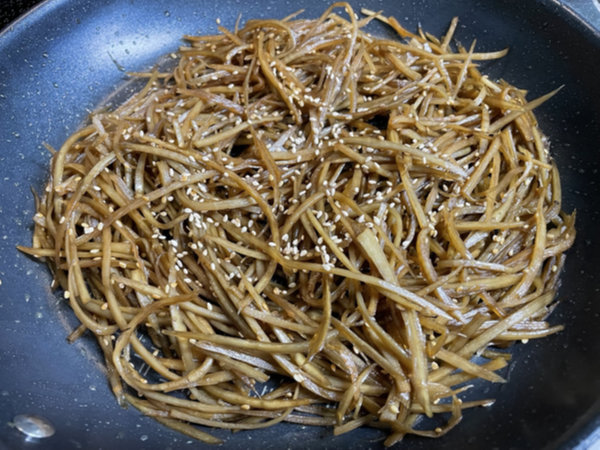 아삭하고 오들한 우엉조림