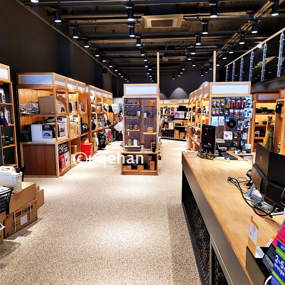 양주 모씨 카페 3층에 캠핑용품들이 진열되어 있다.