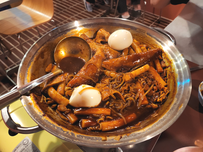 다익은_떡볶이에_계란과_야끼만두