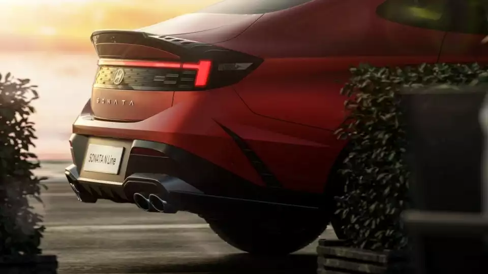 쏘나타 디 엣지 N 라인의 뒷모습은 좀 더 역동적입니다.