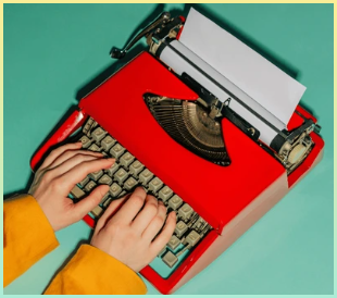 타자기를 통해 글을 쓰는 작가의 모습을 담은 이미지