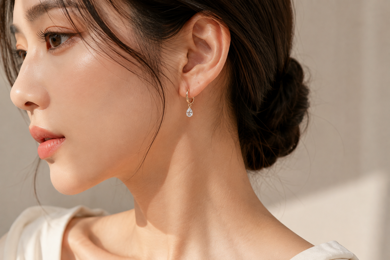 Comparison of model-worn images for earrings and necklaces