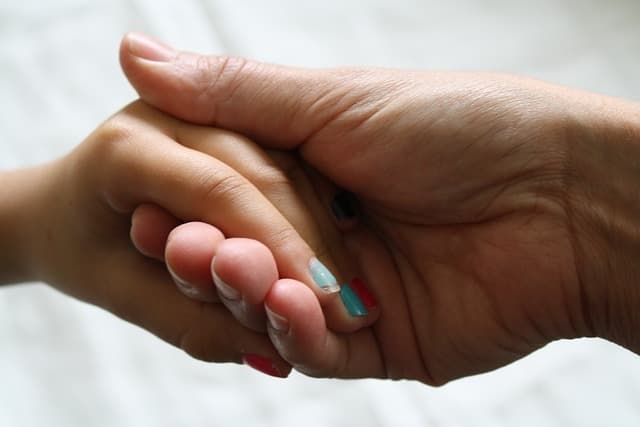손톱 모양으로 알아보는 건강 상태, 당신의 손톱이 보내는 경고