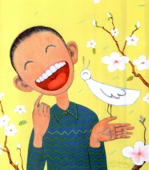 꽃가지 옆에서 활짝 웃는 아이