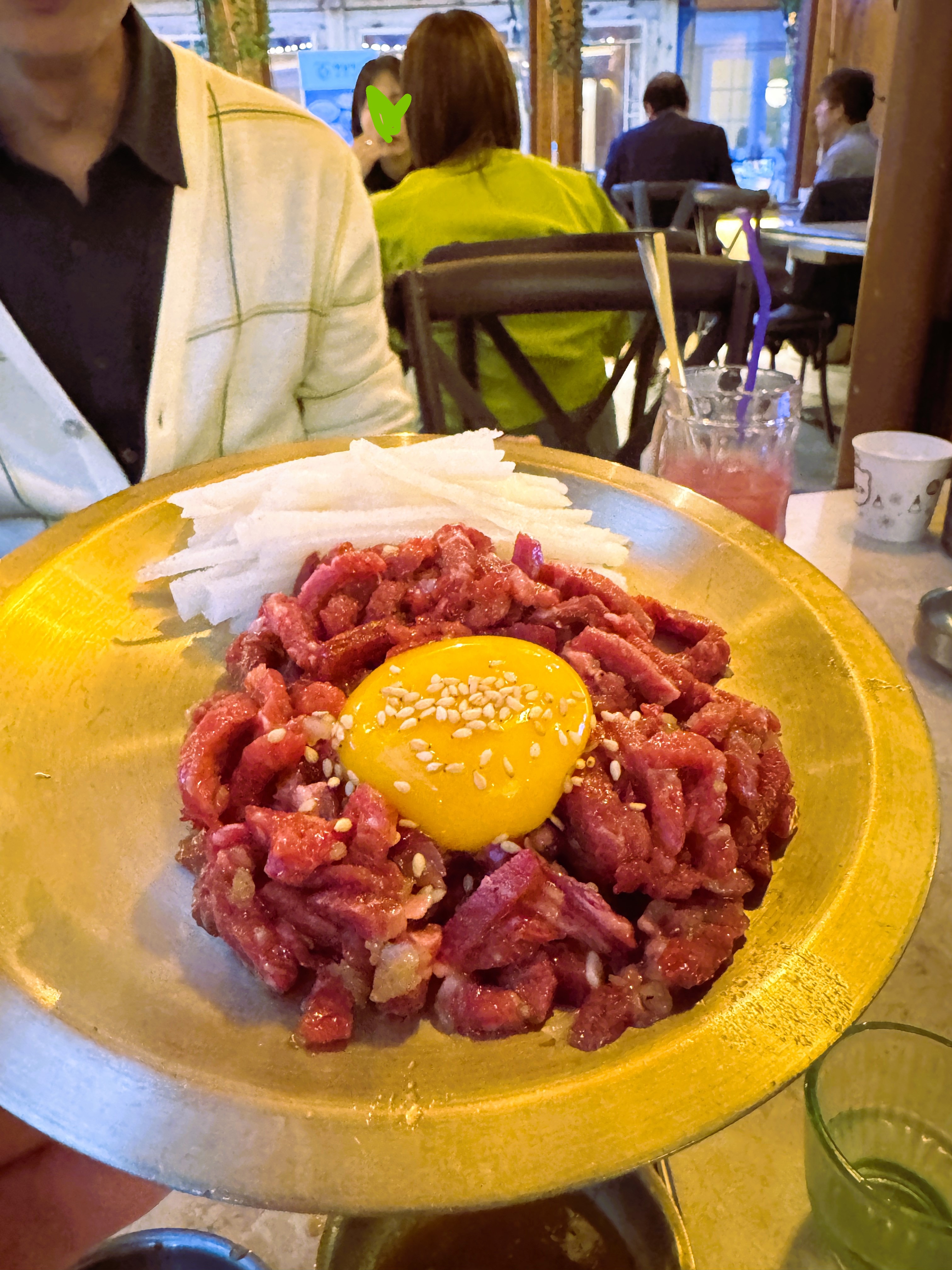 익선동 연리지 맛보기 육회와 노른자 조합, 술안주로 가볍게 즐기기 좋았던 메뉴 모습