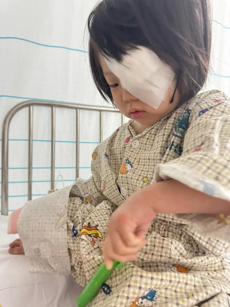 눈에 붕대하고 있는 아기