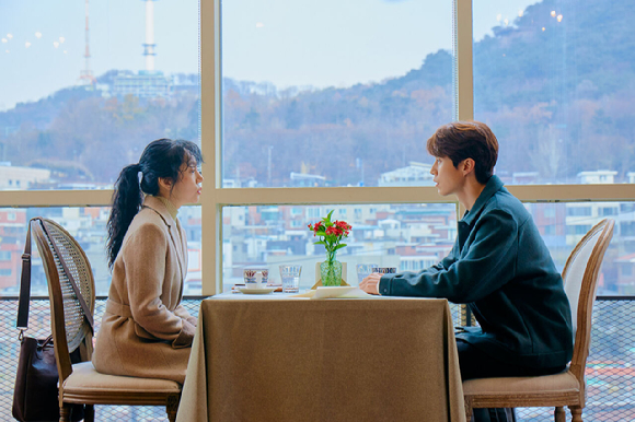 배우 임수정과 이동욱이 영화 '싱글 인 서울'(감독 박범수)에서 연기 호흡을 맞추고 있다. [사진=롯데엔터테인먼트]