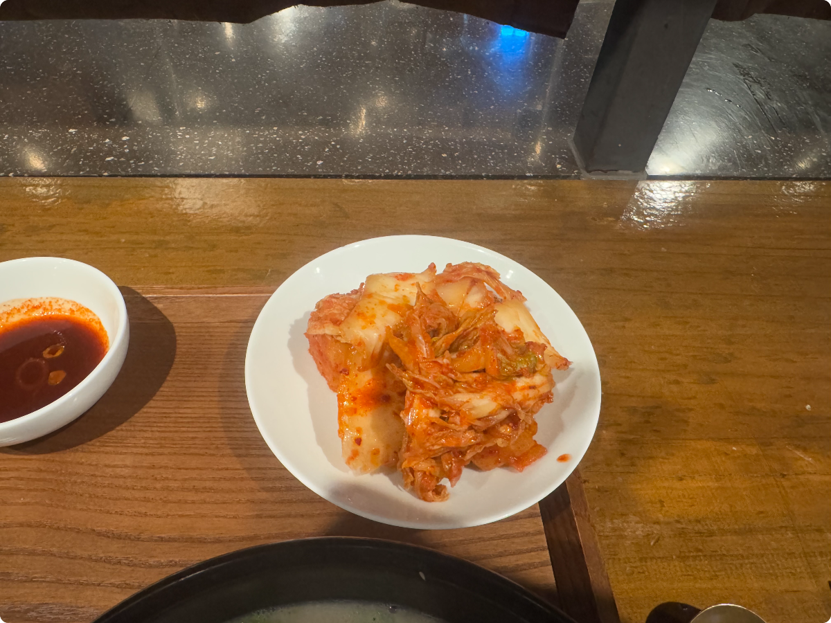 거대곰탕-김치-깍두기-사진