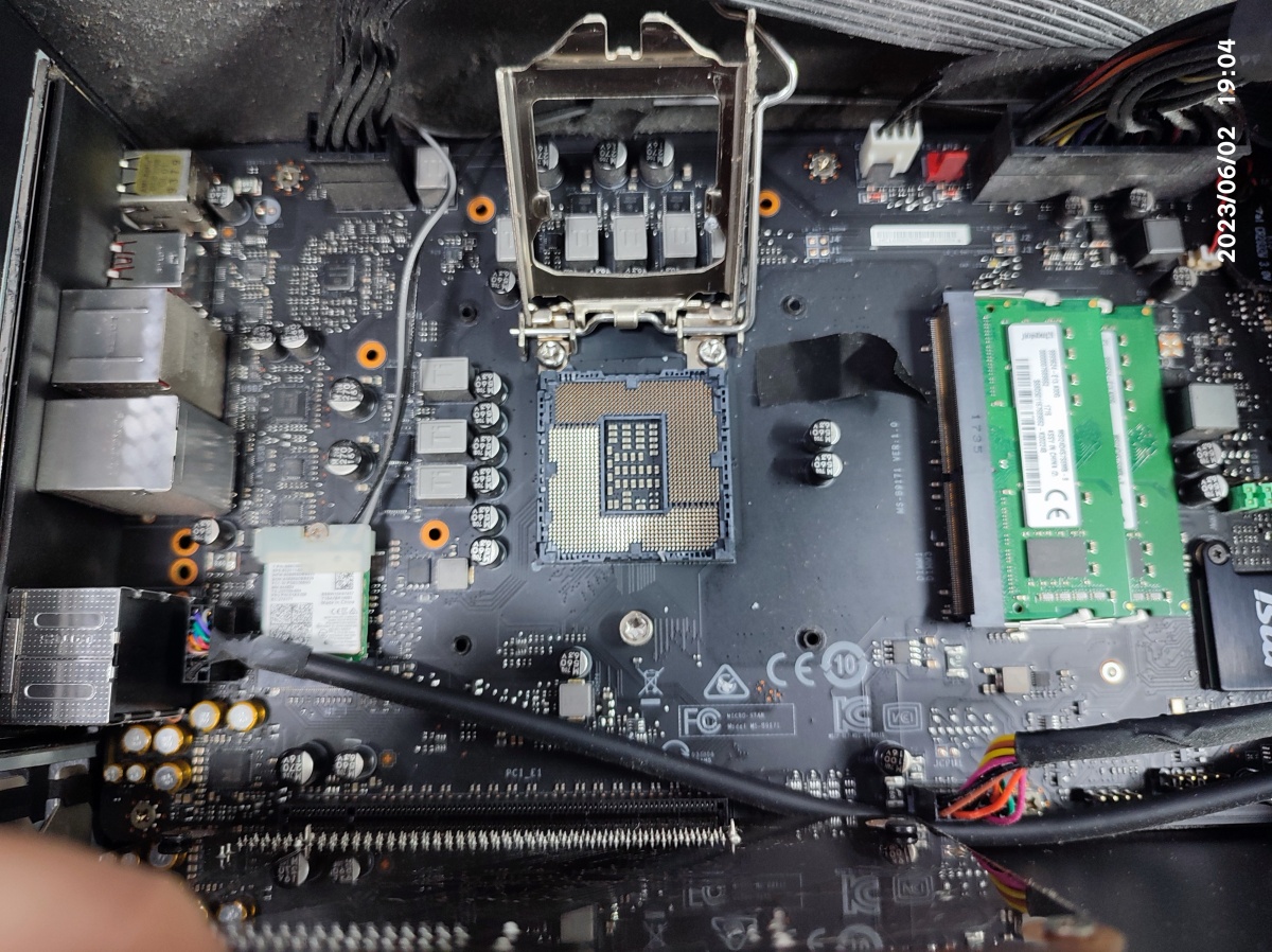 CPU 소켓 핀 상태 확인 중