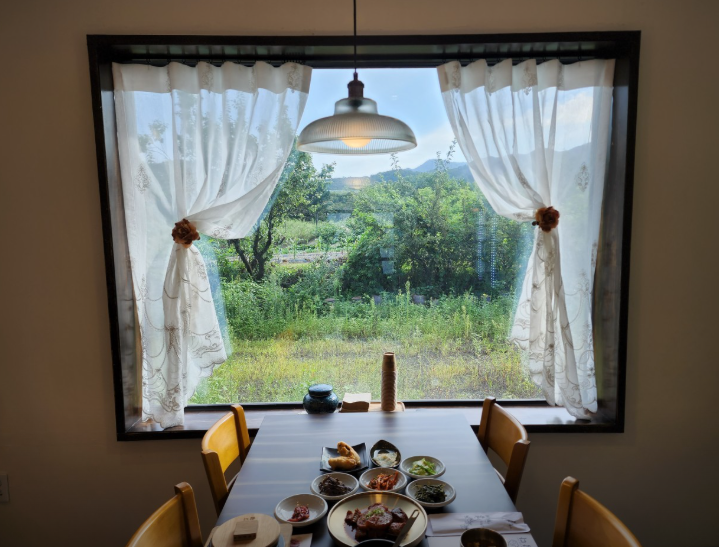 고즈늑한 식탁 창가