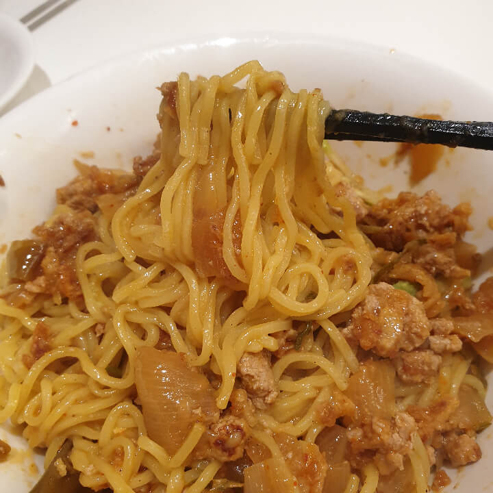 중화고기비빔면의-면발이-쫄깃쫄깃하게-보인다