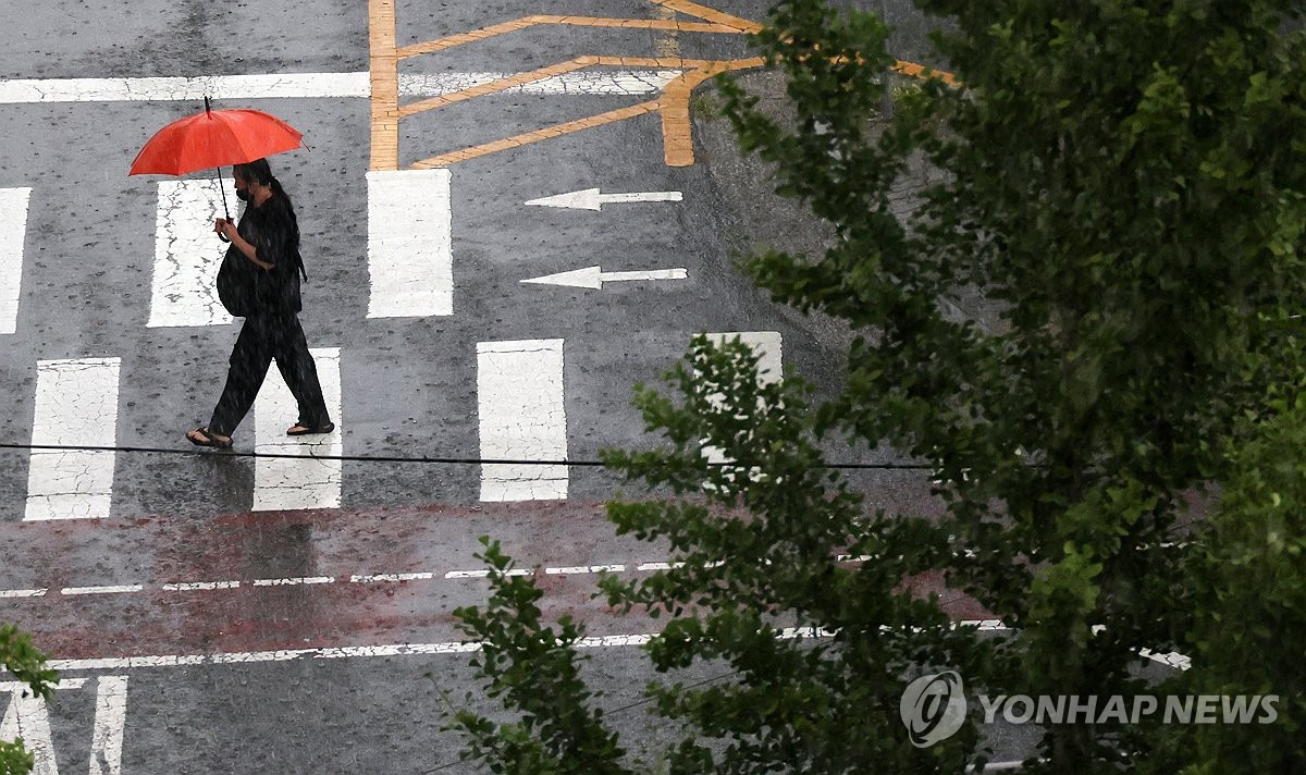 비오는 날 걸어가는 행인의 모습/ 출처 - 연합뉴스
