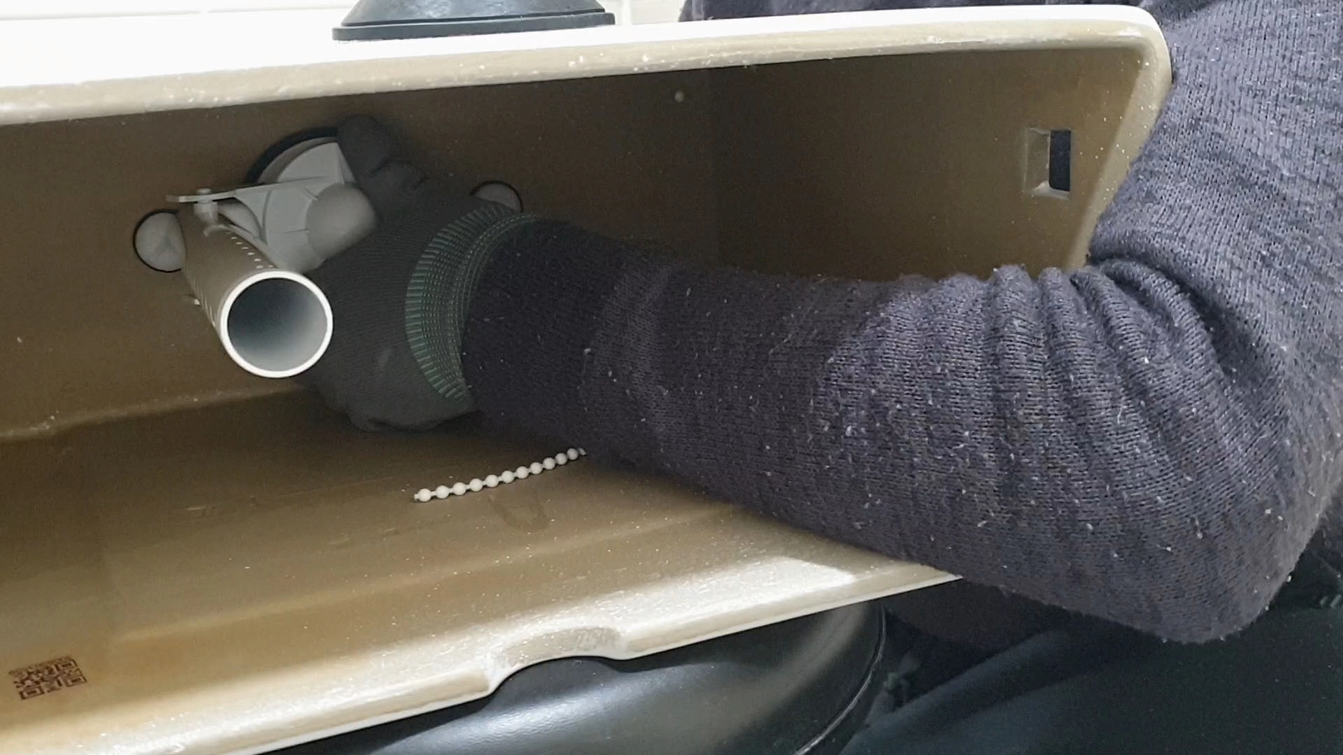 변기 물탱크 부속 끼우는 모습