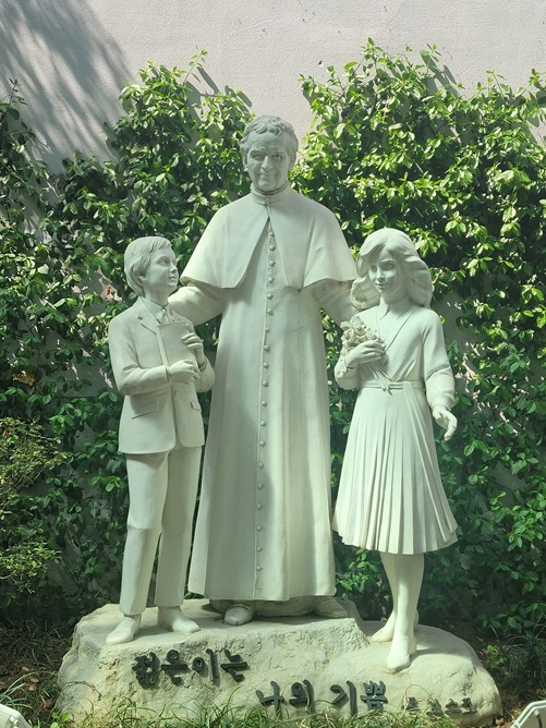 서울 구로3동성당 안에 있는 요한보스코 성인 석상입니다.