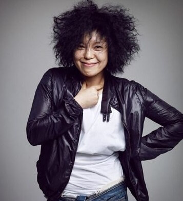 이은미가-사자머리를-하고-흰티에-가죽-자켓을-입고-미소를-짓고있는-사진