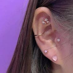 오른쪽-귀에-다섯개의-피어싱을-해서-하트-고리-브롯지-등-다양한-피어싱을-한-모습