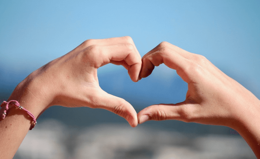 손이 붓는 이유를 알고 손 모양을로 하트를 만들었다