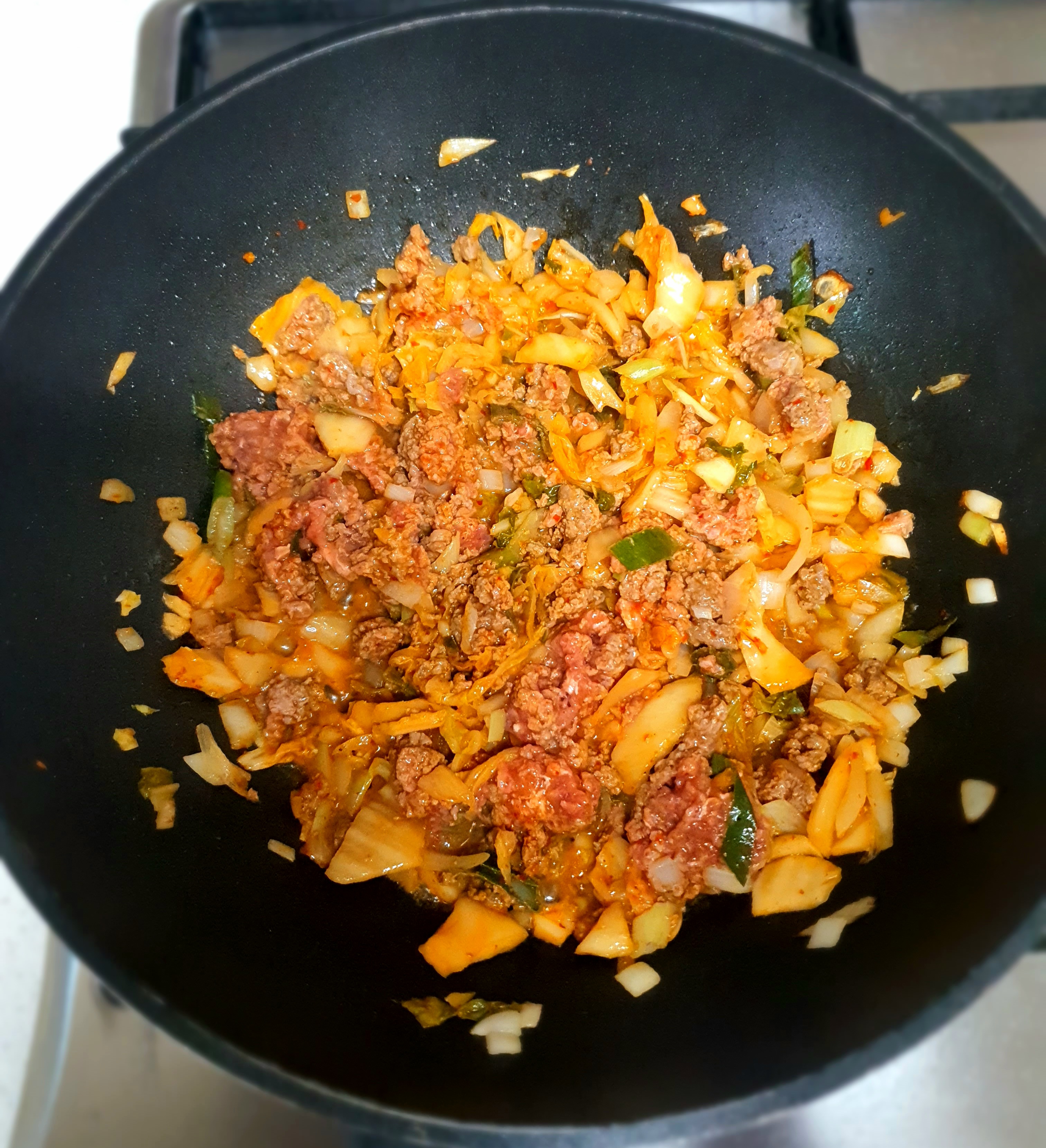 재료를-볶은-후-밥을-넣어요.