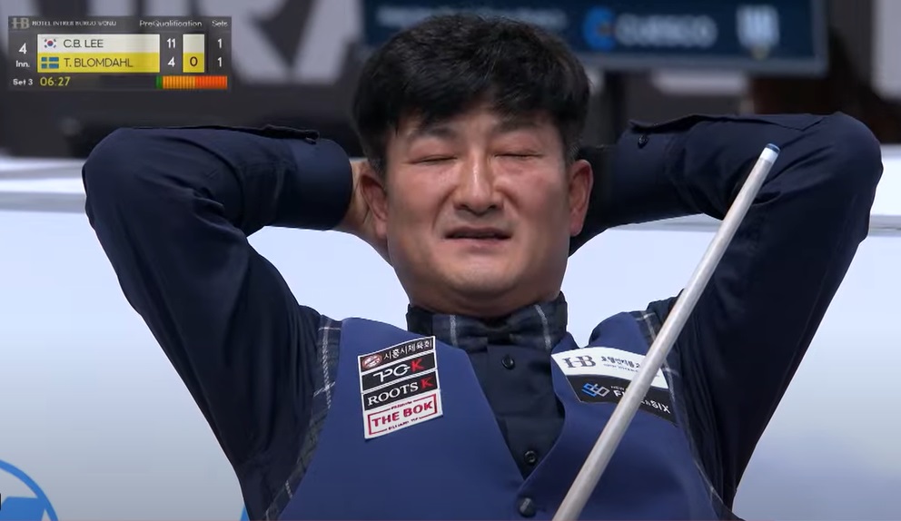 이충복 당구선수가 UMB 주관 대회에서 토요븐 브롬달 선수와 경기를 펼치고 있는 모습