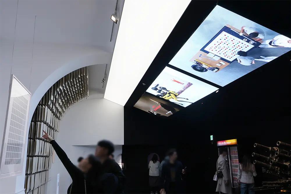 흑과-백-절반으로-나뉜-4층-전시-전경