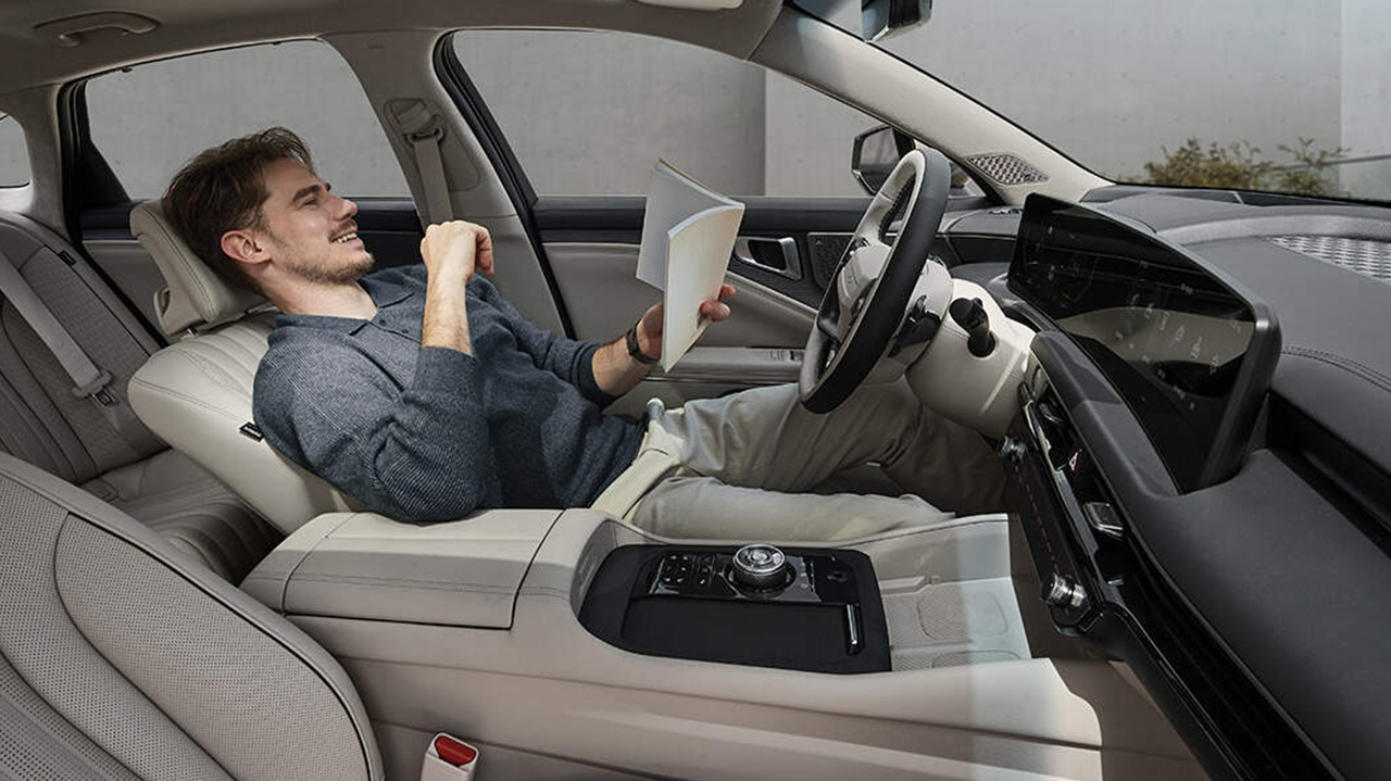 기아 K8 하이브리드, 혁신 기술과 정숙성으로 비즈니스 세단의 새로운 기준 제시