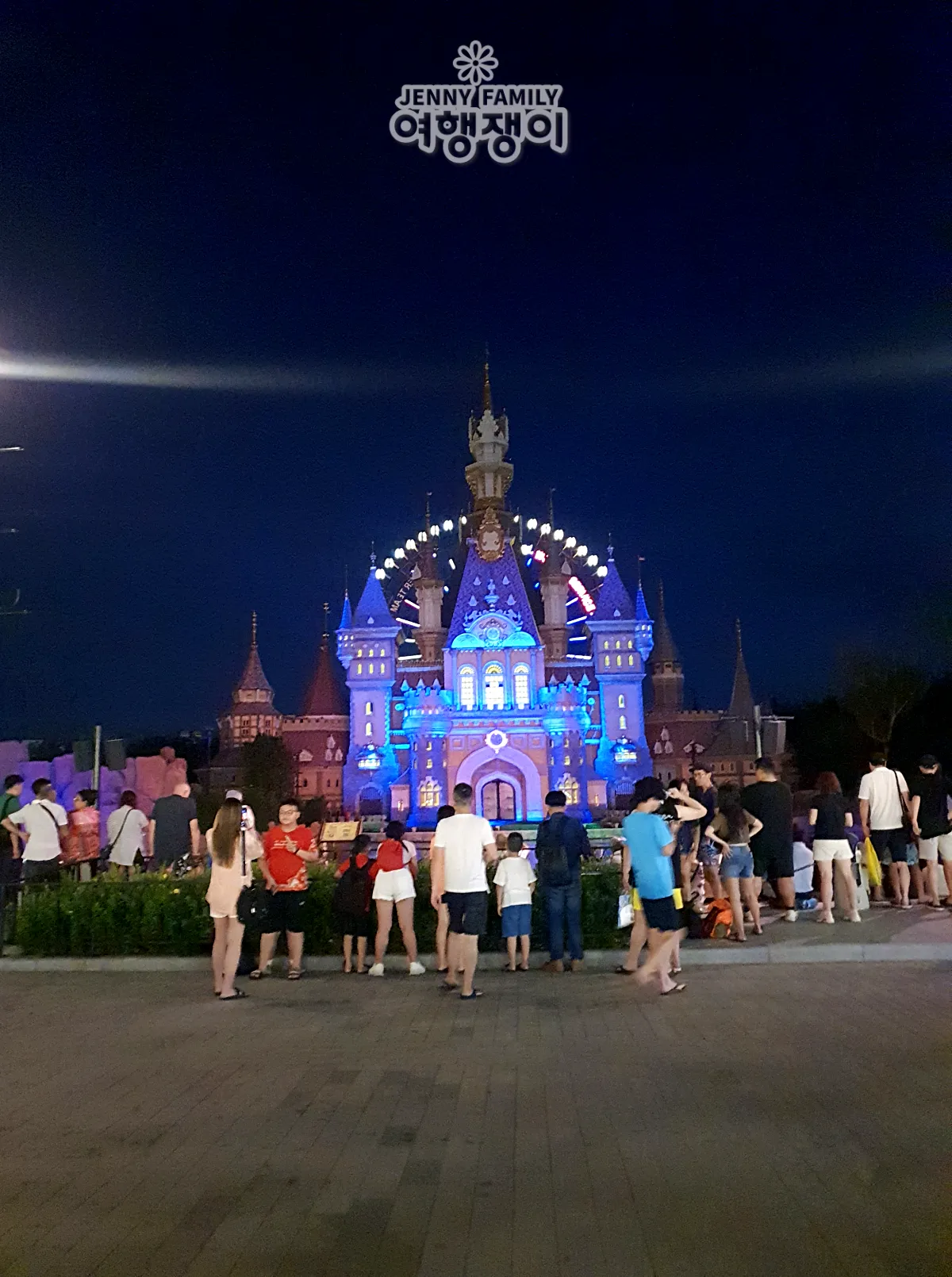 분수쇼-공연-시작-전에-성의-색깔이-바뀌고-있다