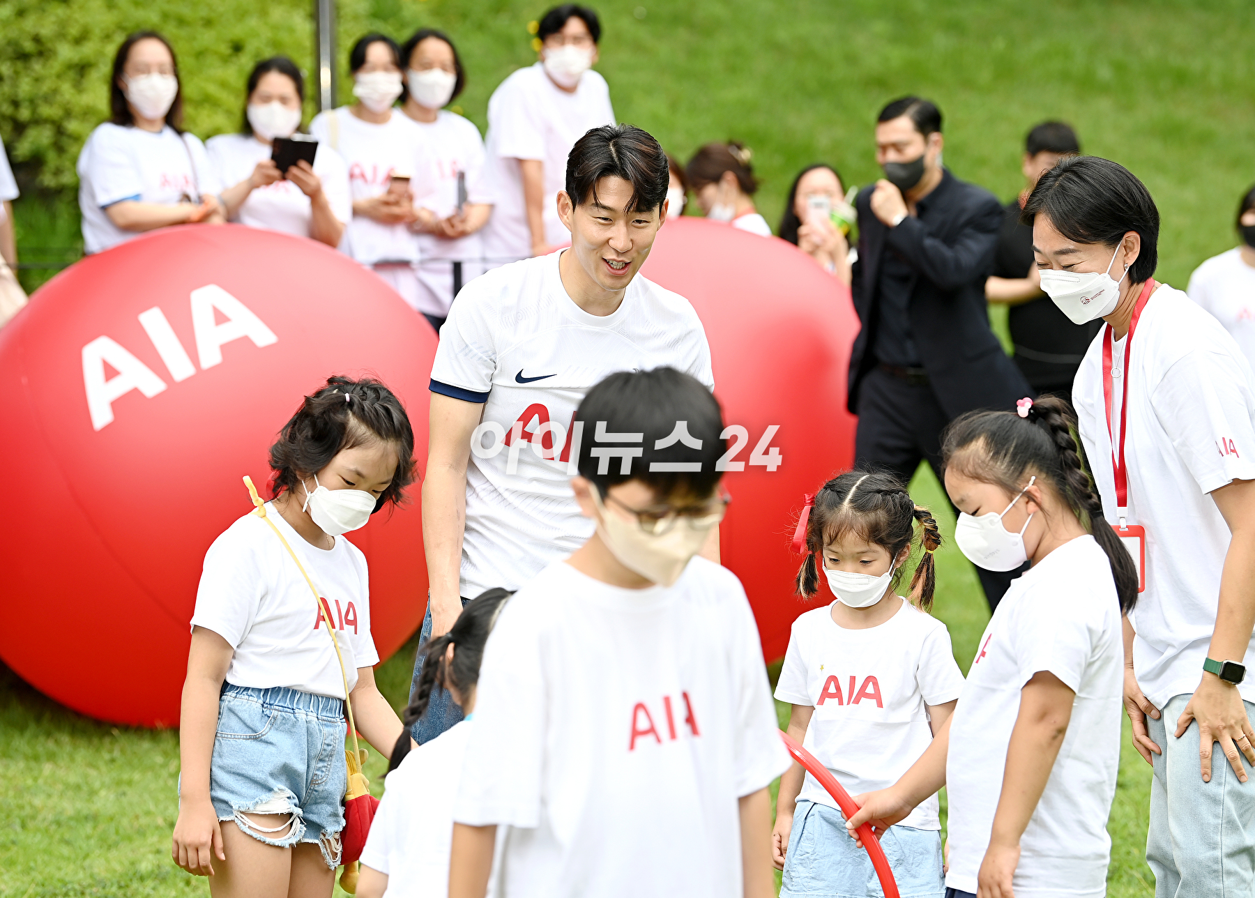 축구선수 손흥민이 4일 오후 서울 동대문구 글로벌지식협력단지에서 열린 AIA생명 소아암 어린이 돕는 사회공헌 캠페인에 참석해 어린이들과 공놀이 시간을 갖고 있다. [사진=곽영래 기자]