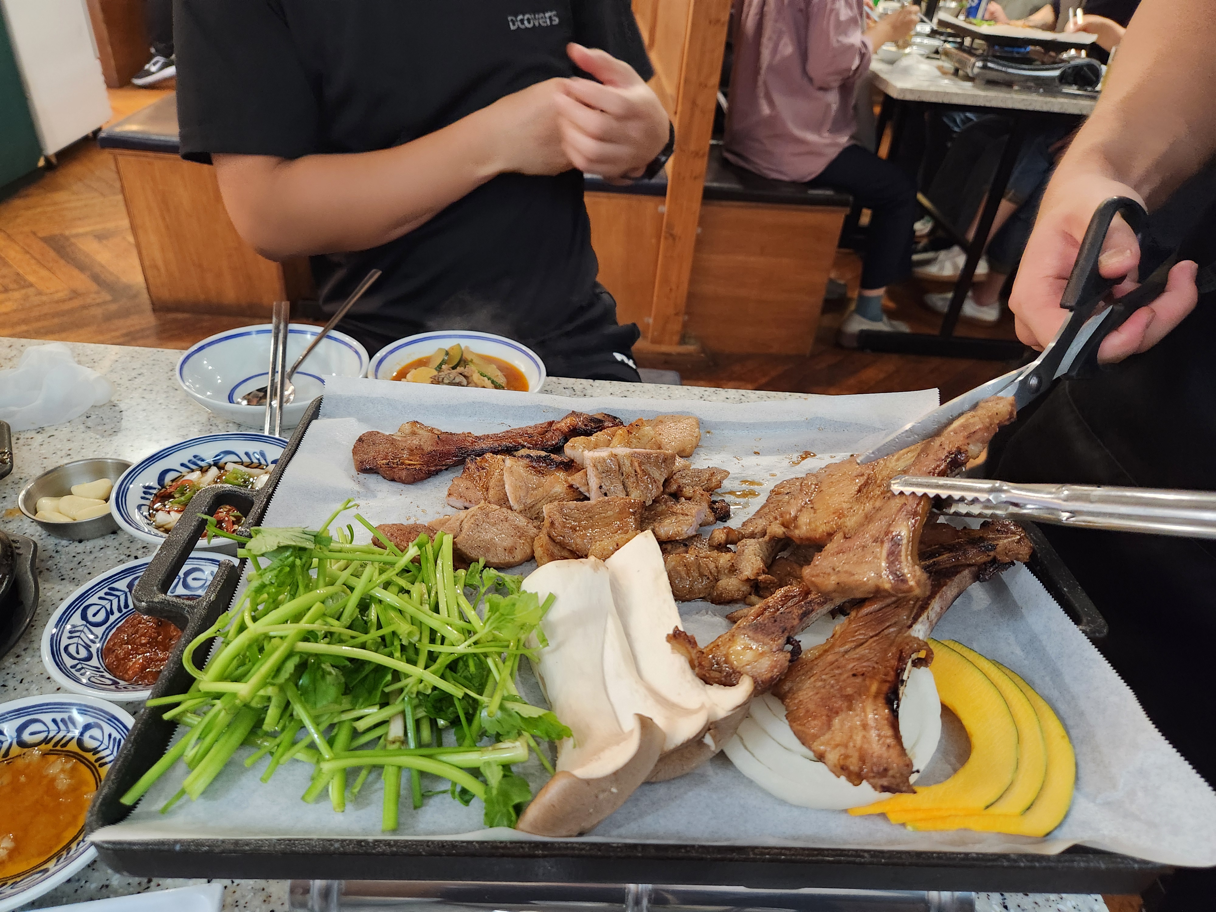숯불갈비를 가위로 잘라주고 있다.