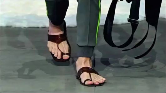 논란의 프라다 샌들