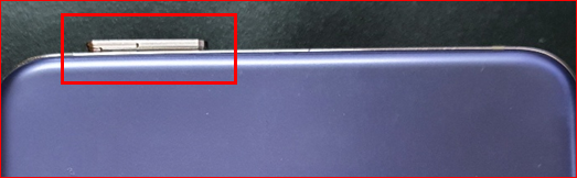 트레이 옆의 홈