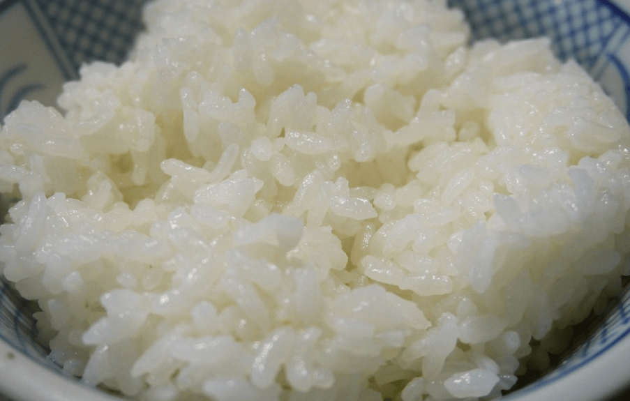 도자기 그릇에 쌀밥이 가득 담겨 있다