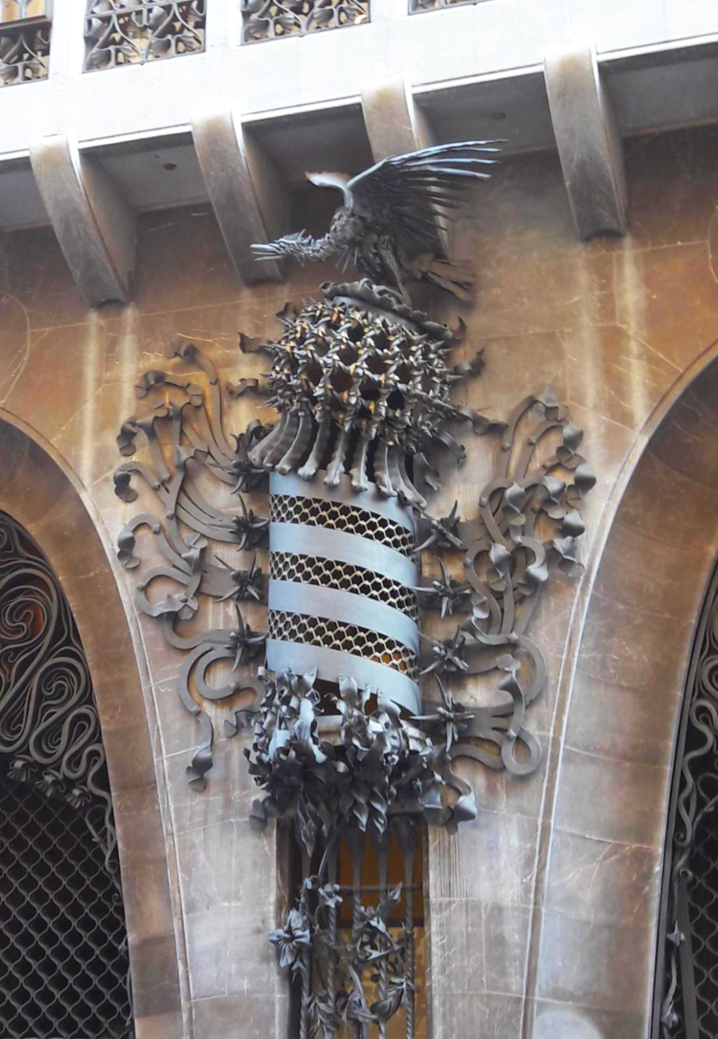 스페인 바르셀로나 구엘 저택 정문 장식