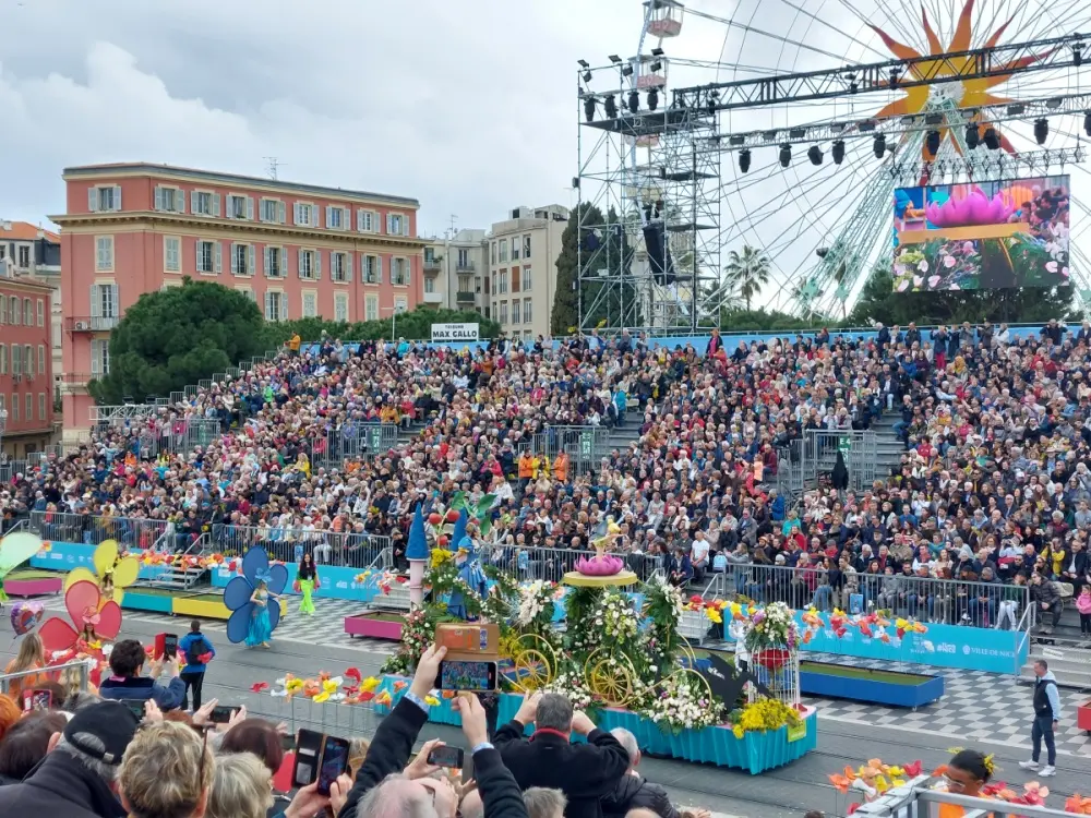 관중들이 꽉 차있는 니스 카니발