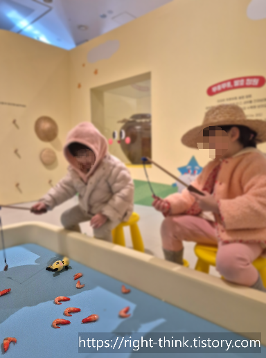 옹기박물관 2층 낚시체험