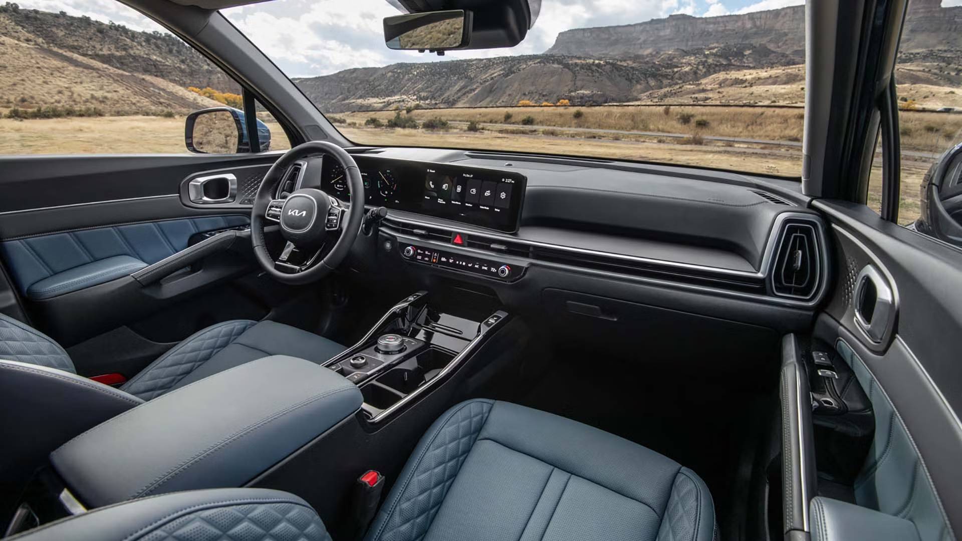 기아 더뉴 쏘렌토 하이브리드 2025 실내 &ndash; 연비 운전을 돕는 디지털 계기판과 고급스러운 블루 시트 인테리어