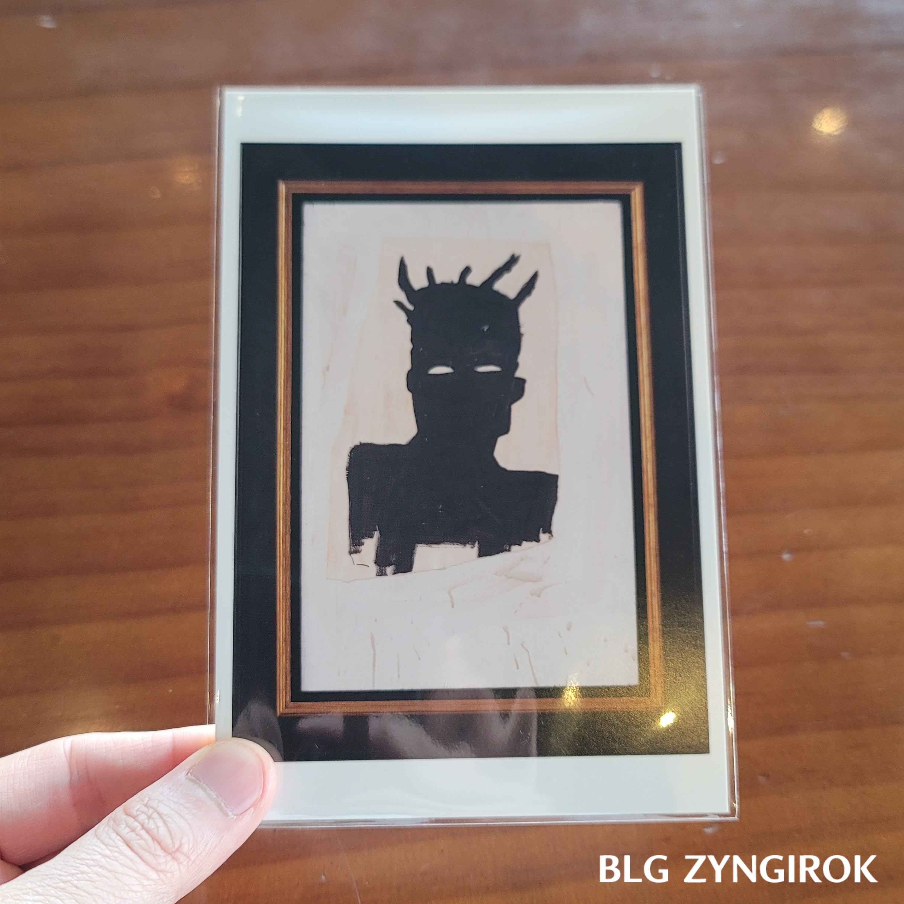 장미셀 바스키아 - 과거와 미래를 잇는 상징적 기호들 엽서를 들고 있다.