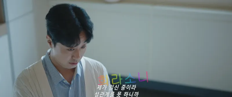 외도가 들키자 배우자에게 용서를 구하는 남편.