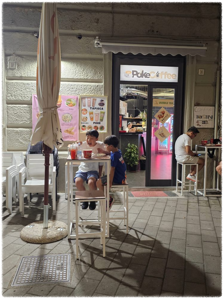 24. 9. 2 이탈리아 살레르노 역 앞 가게에서 간단한 저녁식사 중