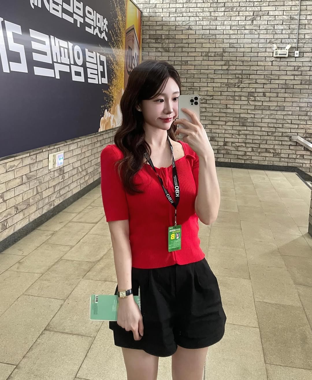 이지현 아나운서 야구장 붉은색 의상