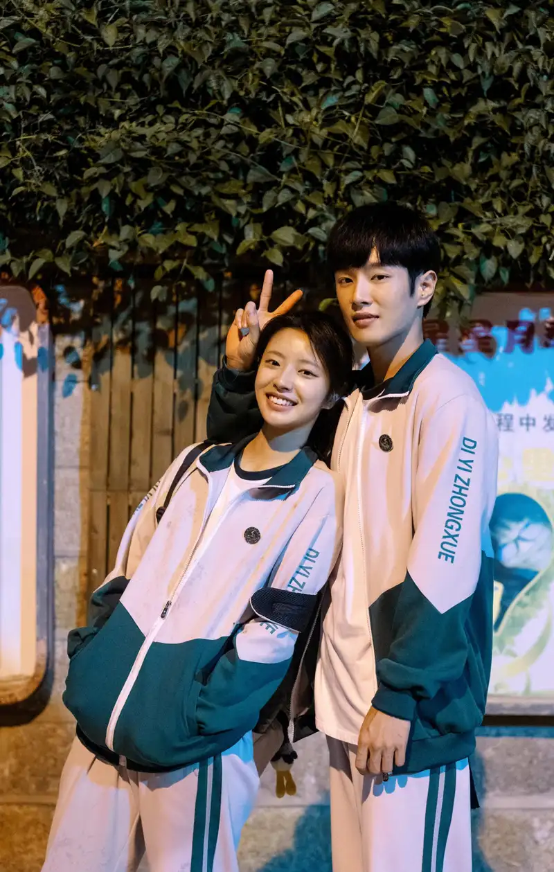 체육복을 입고 함께 서 있는 우견니 주요장면