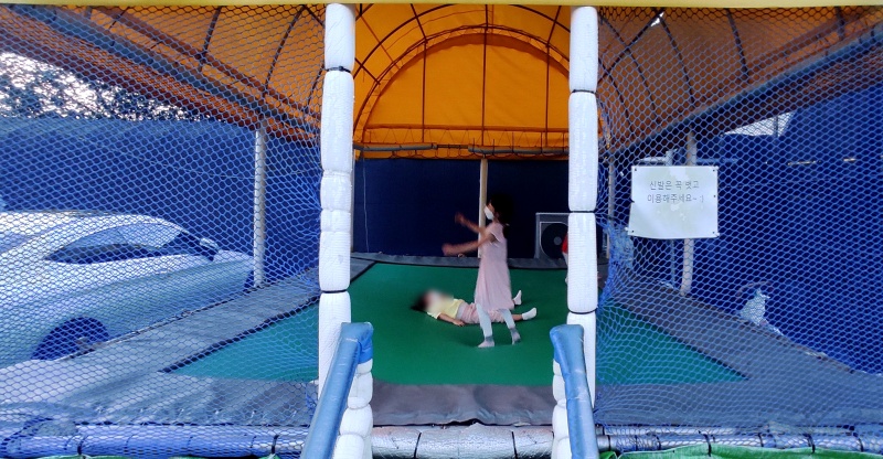 아이들이 정신 없이 뛰어노는 트램플린